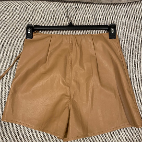 Abercrombie and fitch leather skort. Pristine condition, worn once. Size small - Picture 3 of 4
